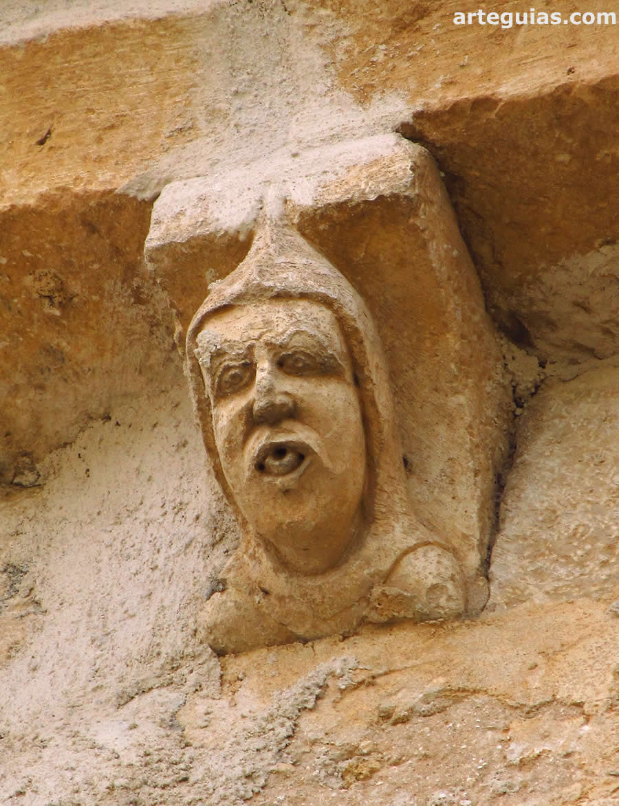 Canecillo de un hombre con capucha