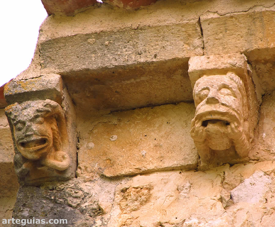Canecillos con personas en actitudes histri&oacute;nicas