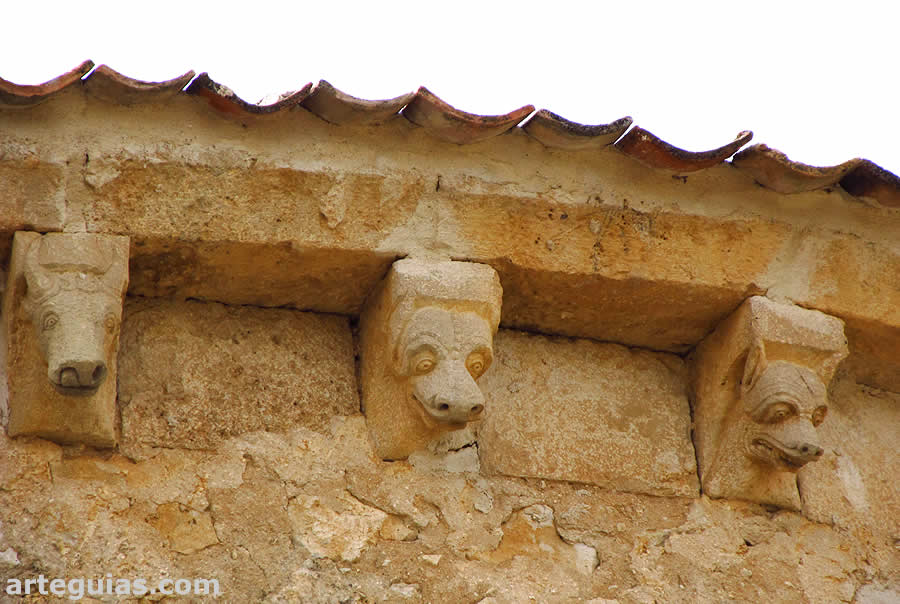 Canecillos con cabezas de perros o lobos y una vaca