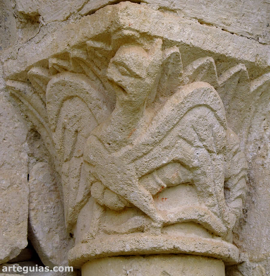 Capitel con el relieve de un drag&oacute;n