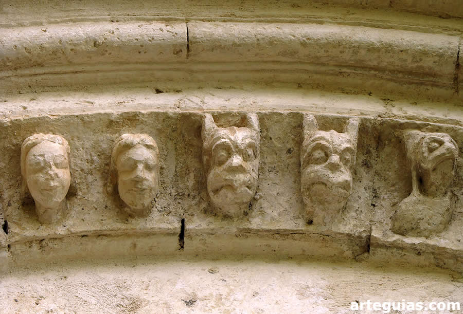 Arquivoltas con cabezas humanas y de drag&oacute;n