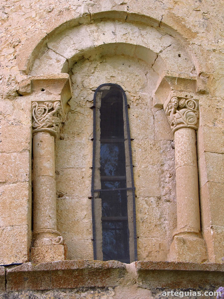 Ventanal del &aacute;bside de la iglesia de Pecharrom&aacute;n