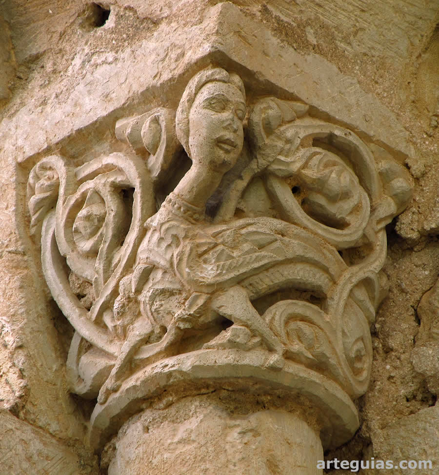 Capitel de un ventanal con una arp&iacute;a