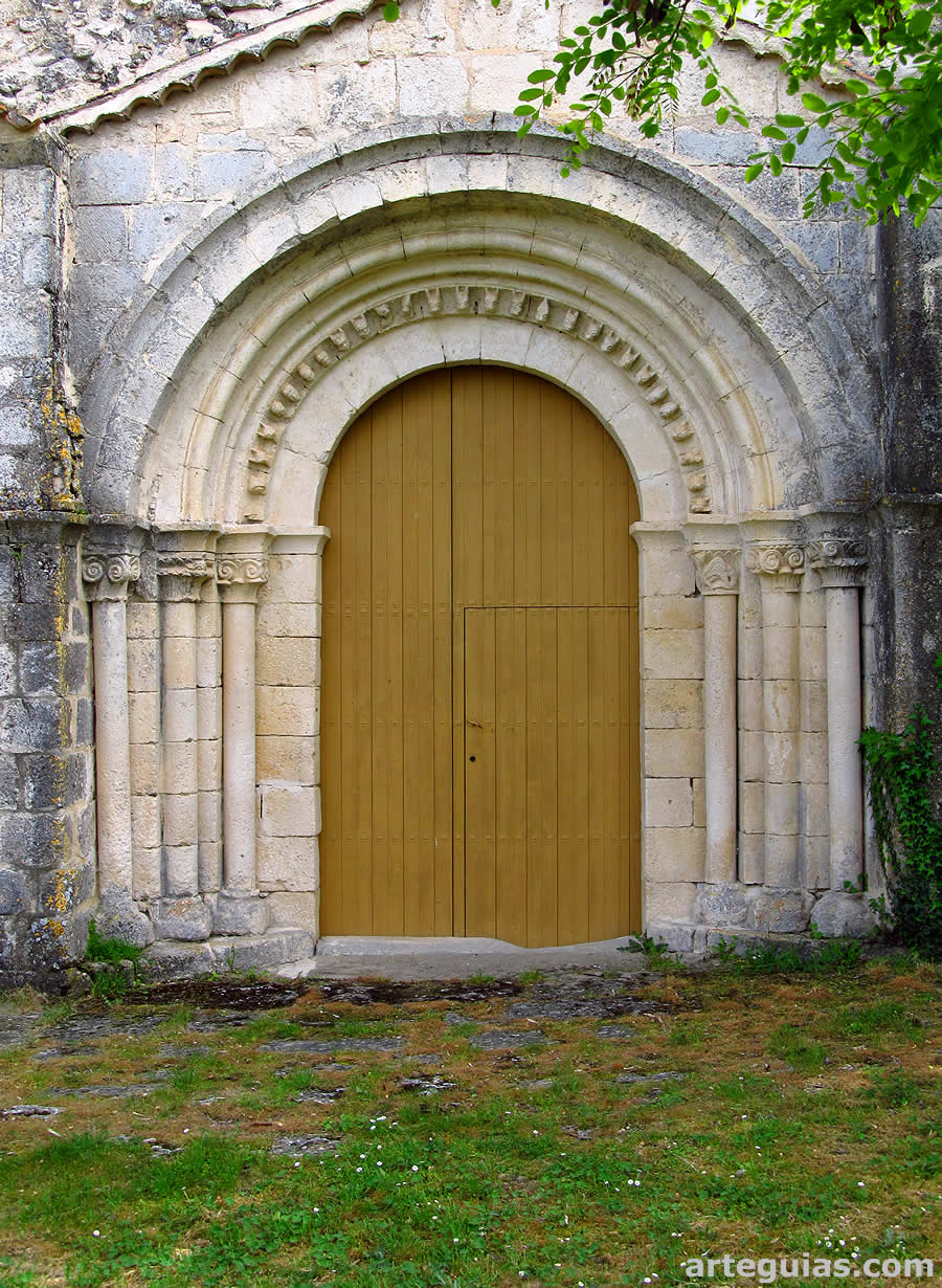 Puerta en el costado norte de la iglesia de San Andr&eacute;s de Pecharrom&aacute;n, Segovia