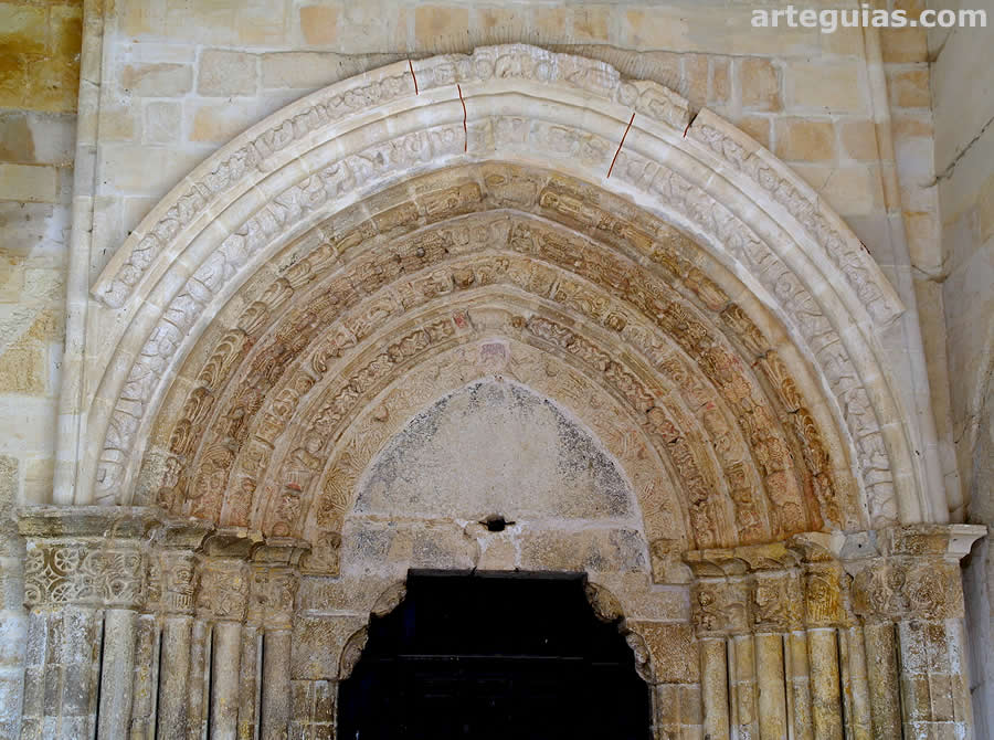 Portada de la iglesia de Pe&ntilde;acerrada, &Aacute;lava