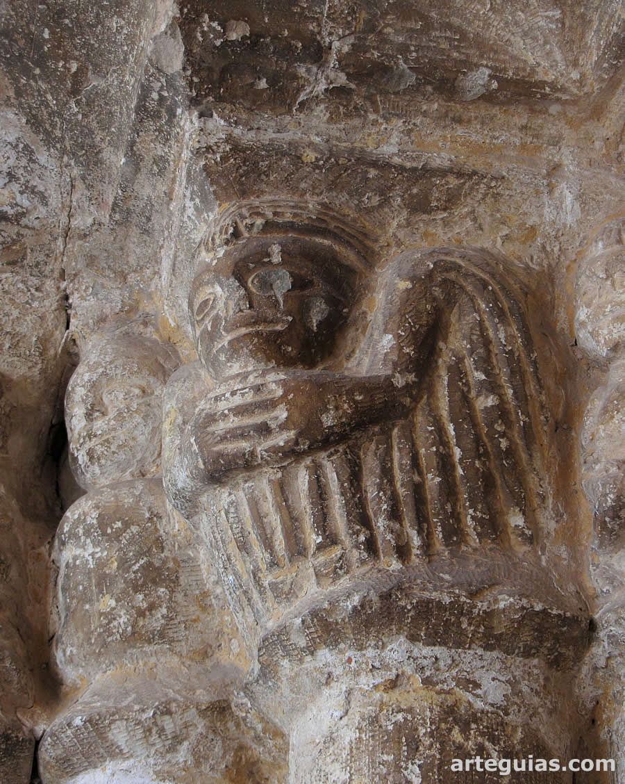 Personaje en un capitel