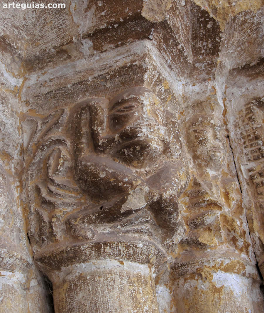 Capitel de la puerta