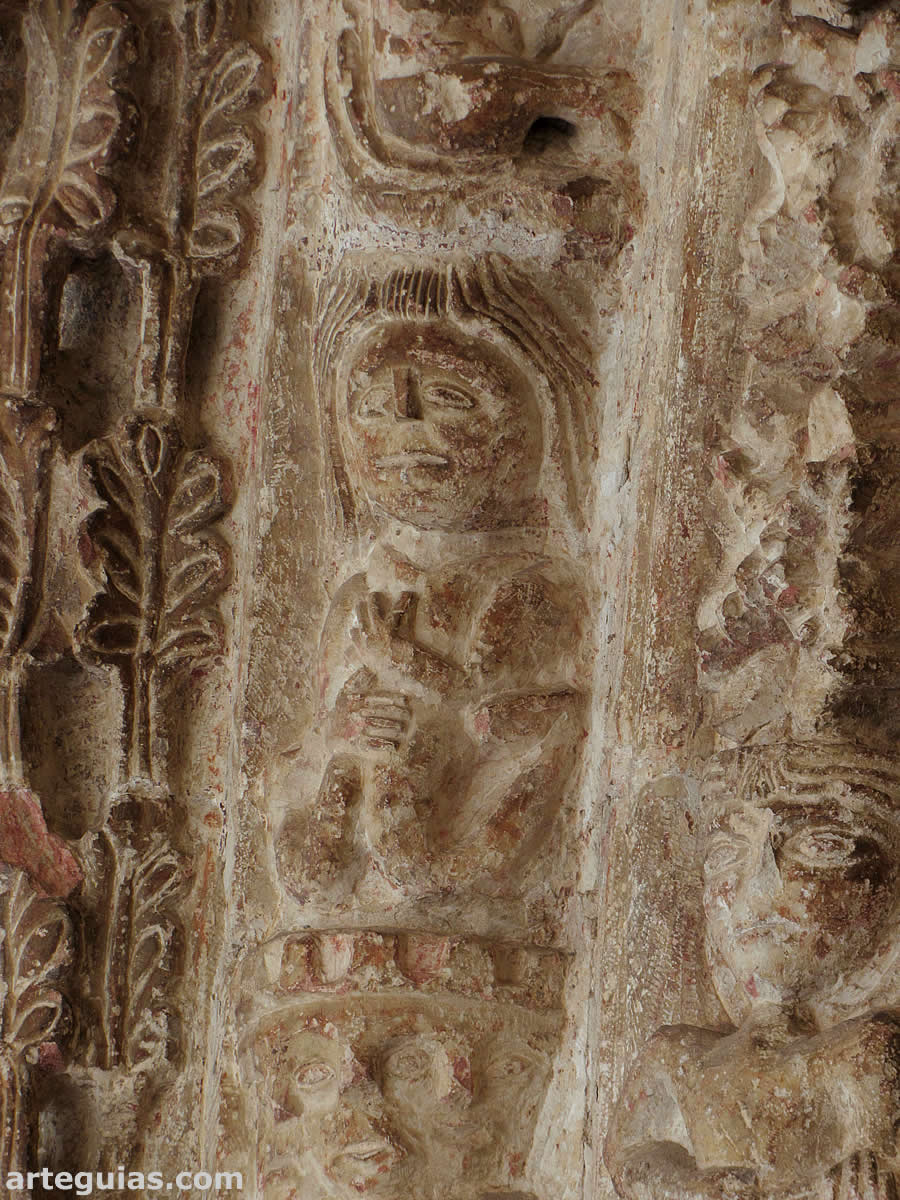 Figura humana en la porta de la iglesia