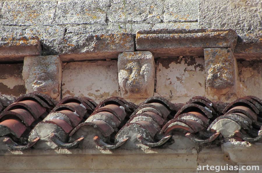Canecillos rom&aacute;nicos en el costado sur