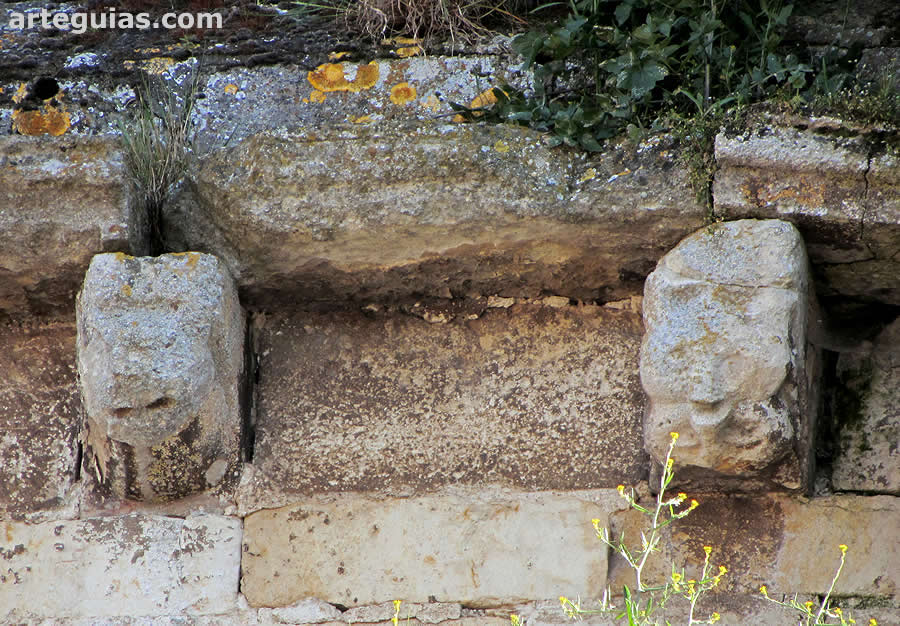 Canecillos en el costado norte