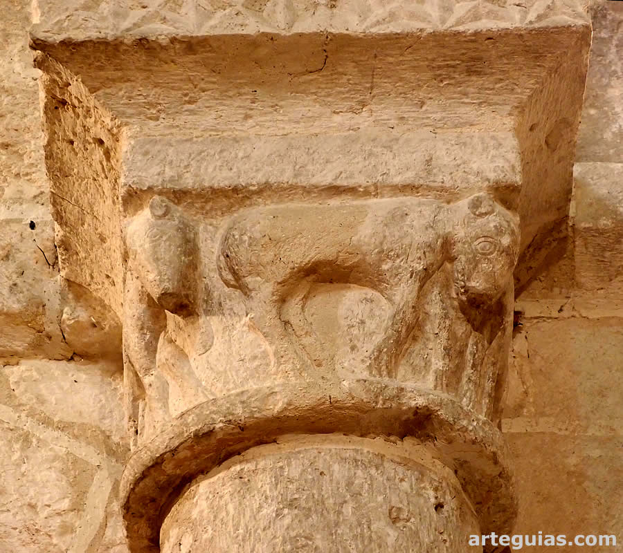 Capitel de cuadr&uacute;pedos