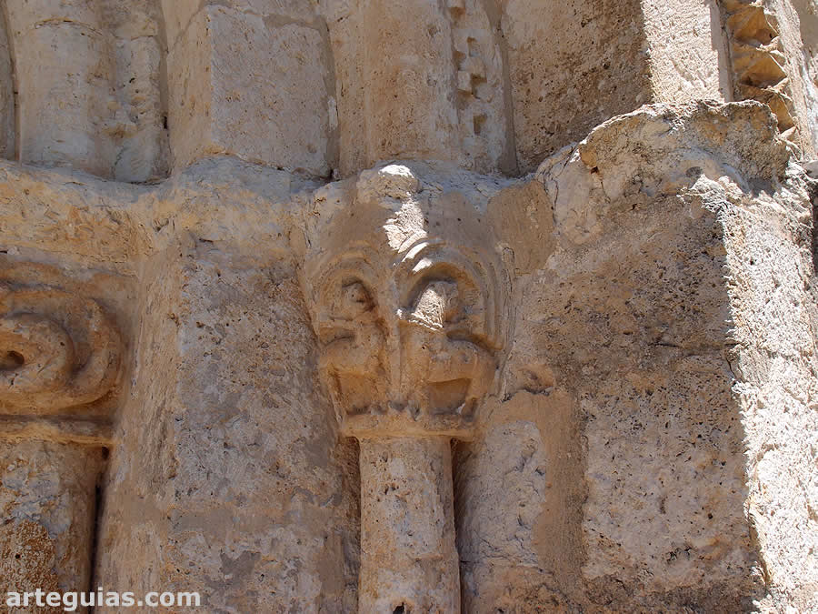 Pinillos de Esgueva: detalle de la puerta rom&aacute;nica