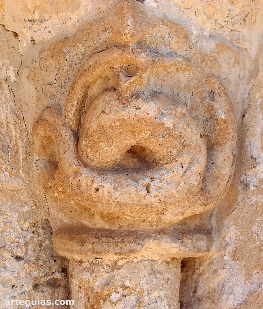 Capitel con una serpiente