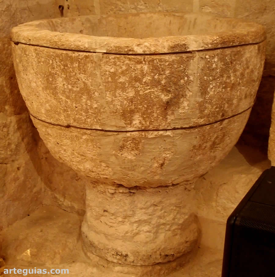 Pila bautismal rom&aacute;nica en el interior de la iglesia de Pinillos de Esgueva