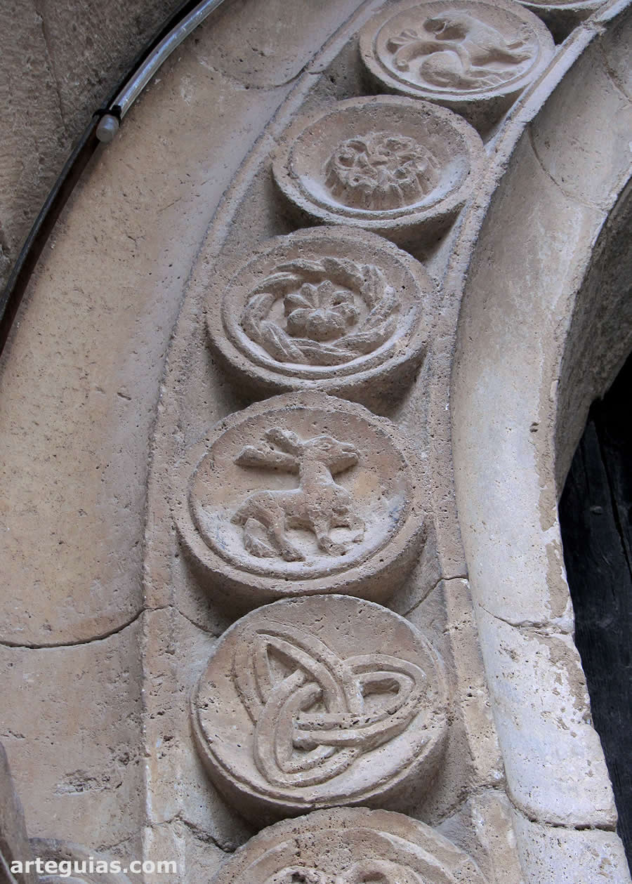 Arquivolta con medallones esculpidos