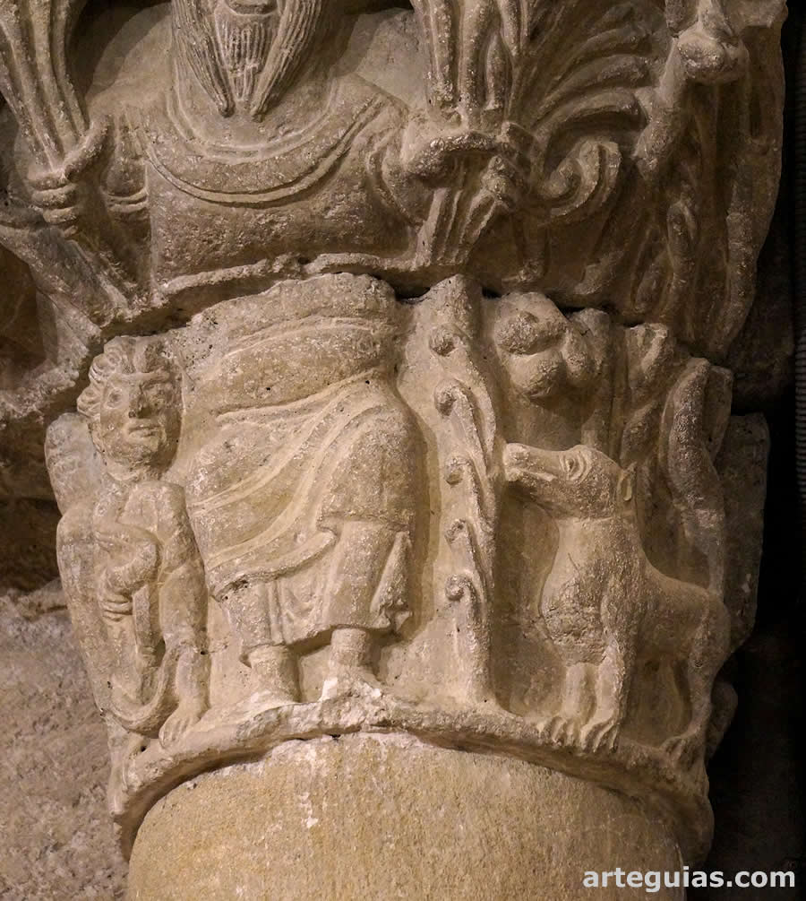 Detalle  de uno de los capiteles del arco triunfal