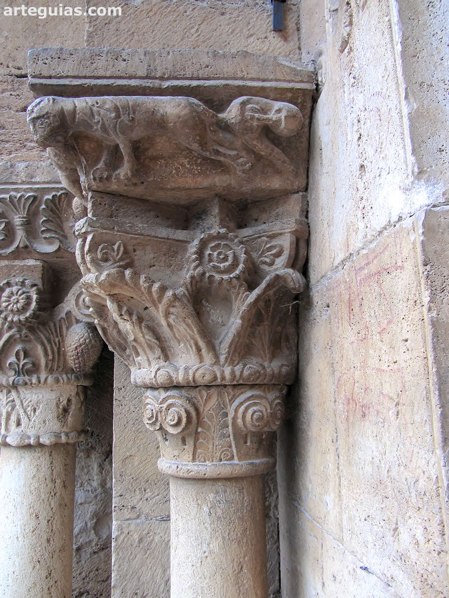 Capitel con hojas de acanto  y cuadr&uacute;pedos