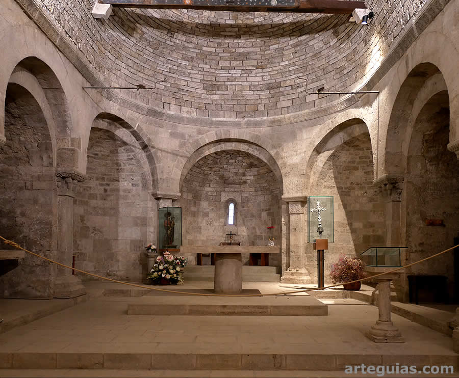 Interior del &aacute;bside de la iglesia de Porqueres