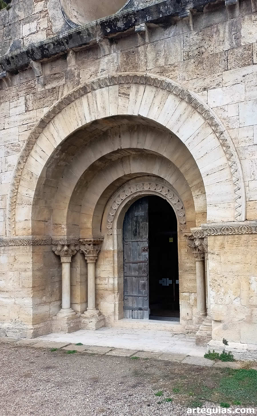 La iglesia de Porqueres tiene una singular puerta medieval
