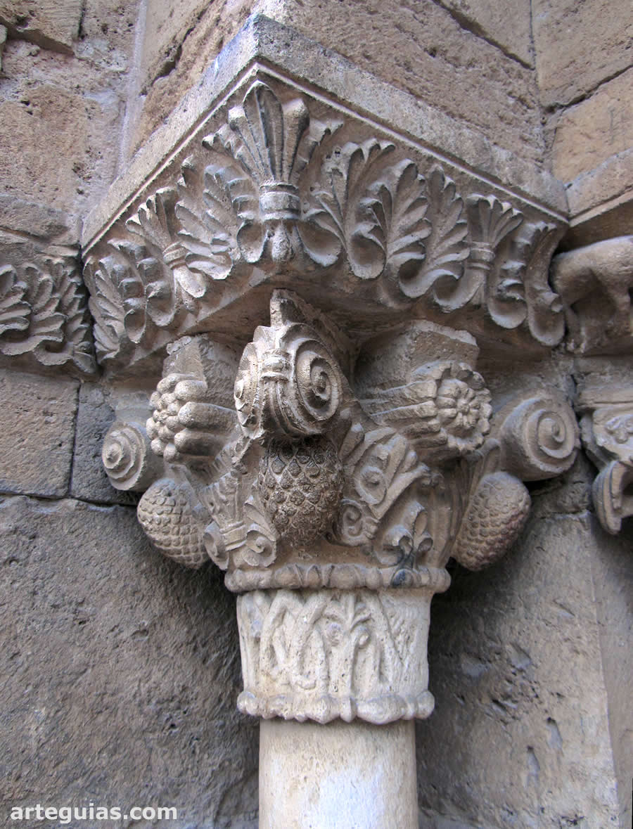 Capitel de la puerta