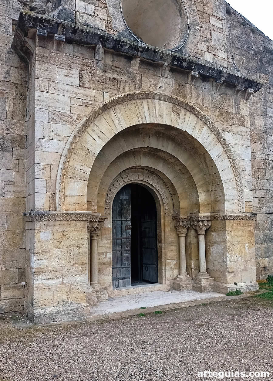 Iglesia de Porqueres, Girona: Portada rom&aacute;nica