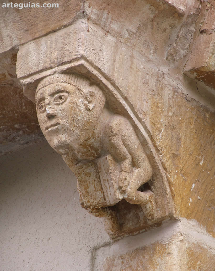 Hombre con libro abierto