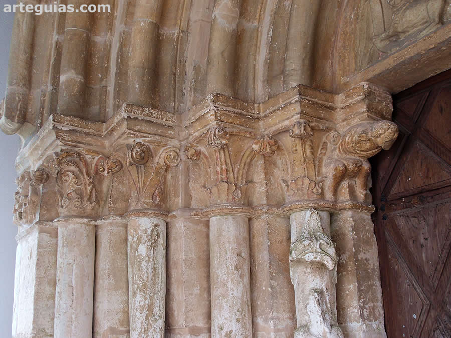 Columnas y capiteles de la puerta de San Juan de Priorio