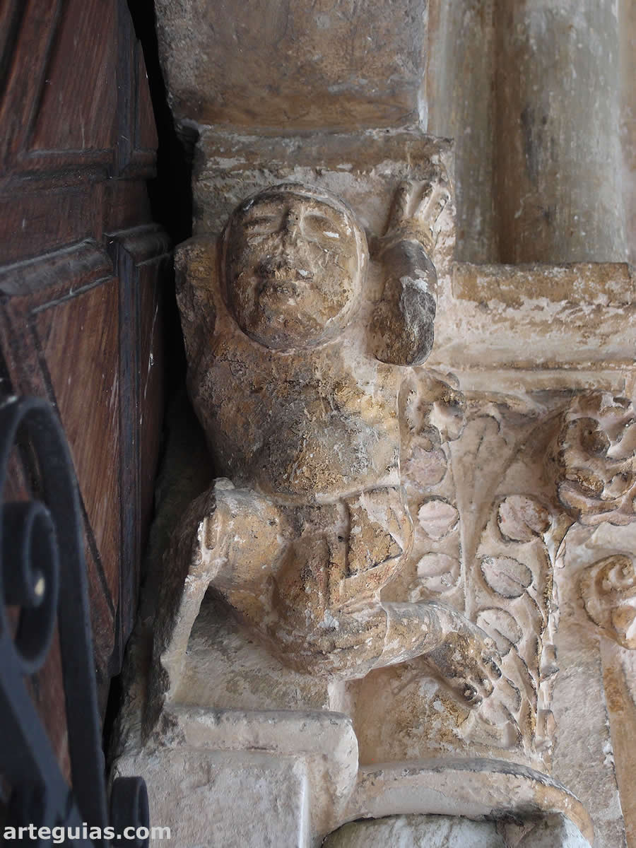 Uno de los atlantes que "sostiene" el t&iacute;mpano