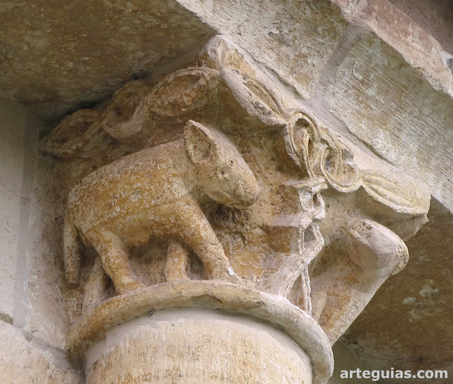 Capitel del &aacute;bside con un animal que podr&iacute;a ser un jabal&iacute;