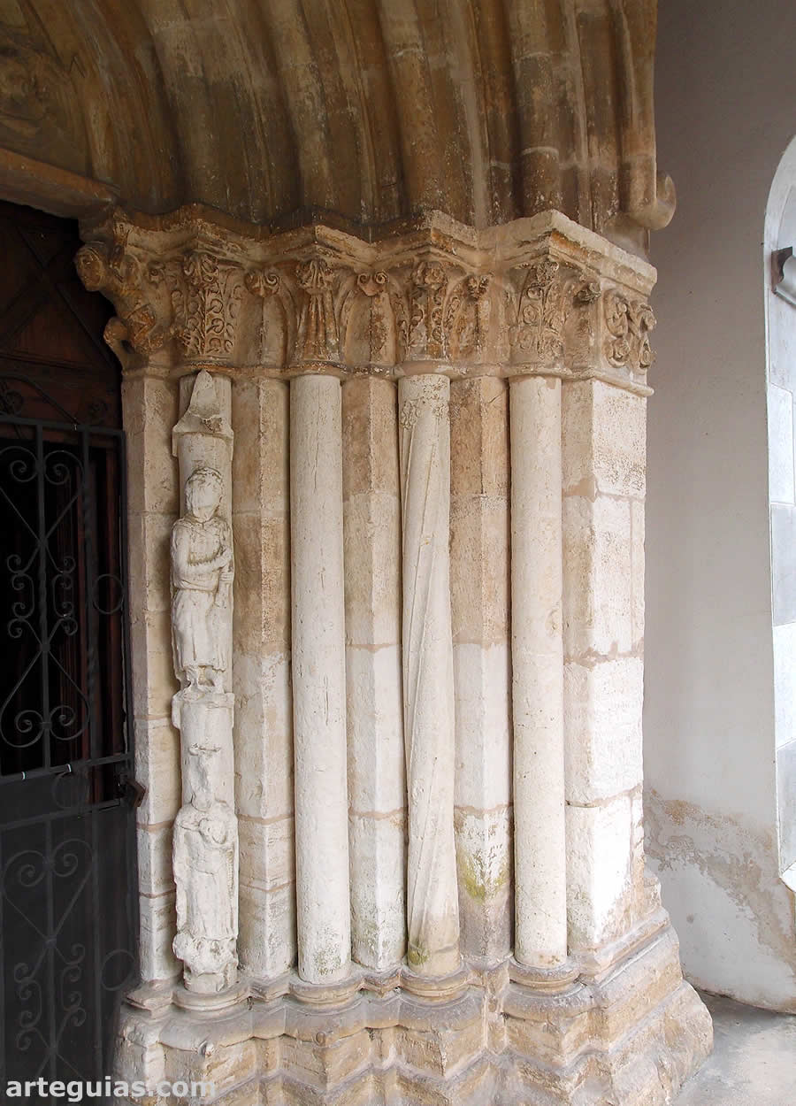 Apoyos de la portada de la iglesia de Priorio
