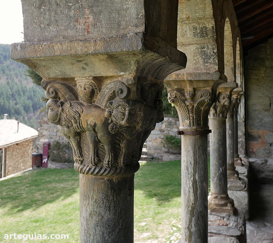 Capiteles del p&oacute;rtico