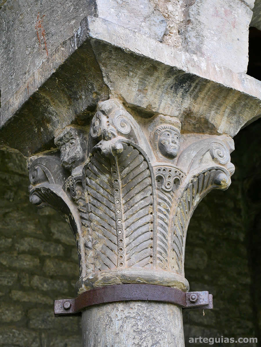 Personaje entre volutas