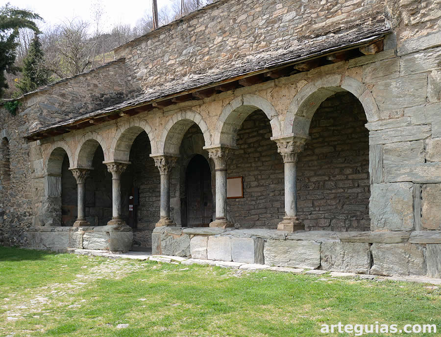 Galer&iacute;a porticada. Iglesia de Queralbs