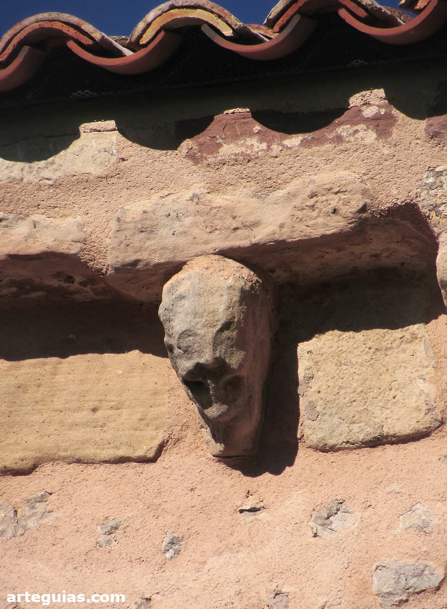 iglesia de Riba de Saelices, Guadalajara: uno de los canecillos casi "disueltos" por la erosi&oacute;n