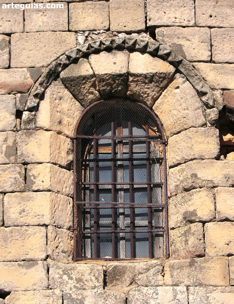Ventanal rom&aacute;nico del &aacute;bside