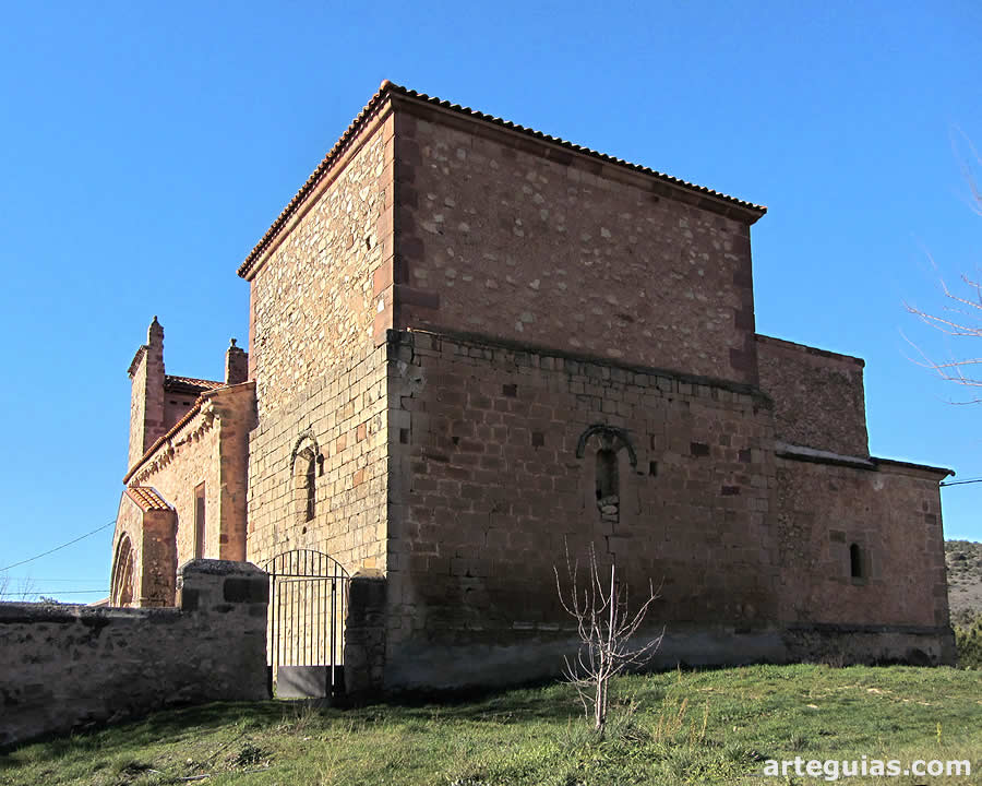 Cabecera rom&aacute;nica recrecida en el siglo XVIII