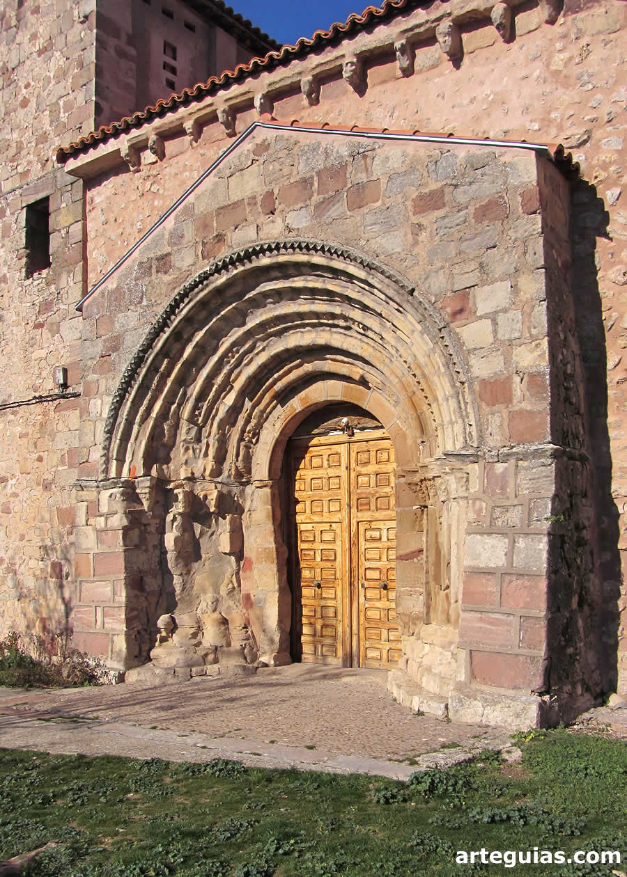 Portada rom&aacute;nica de la iglesia de Riba de Saelices, Guadalajara