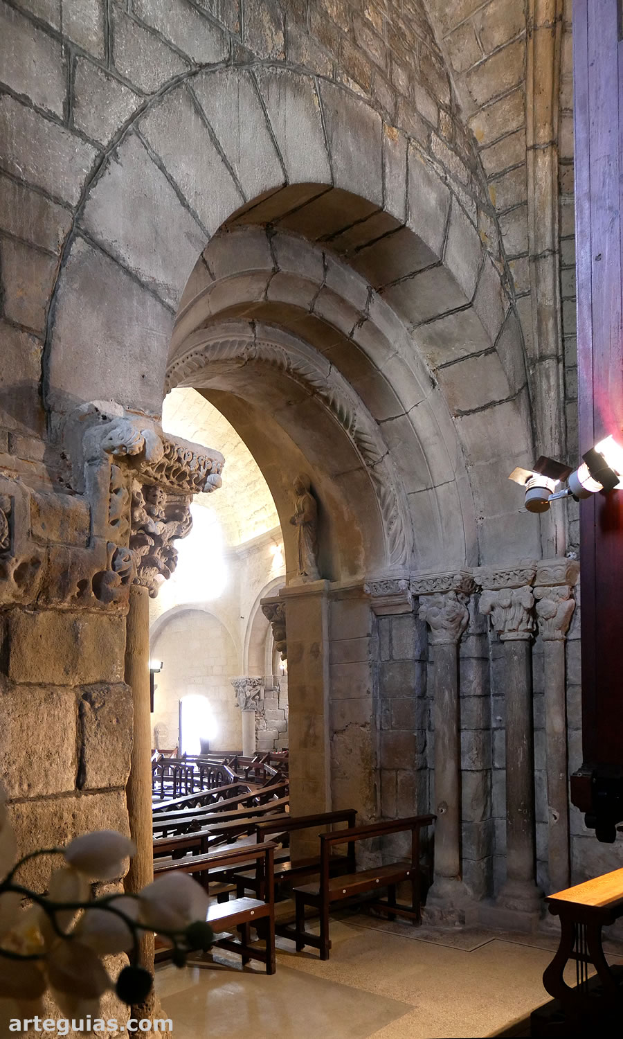 Portada rom&aacute;nica oculta en una de las capillas a&ntilde;adidas