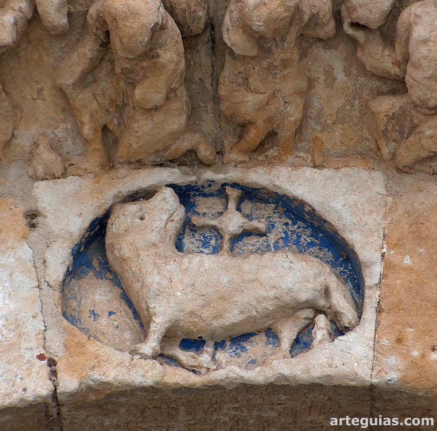 Dovela de la puerta con un Agnus Dei