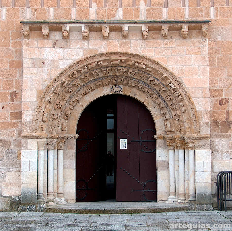 Puerta en el muro norte de la iglesia de San Claudio de Olivares de Zamora