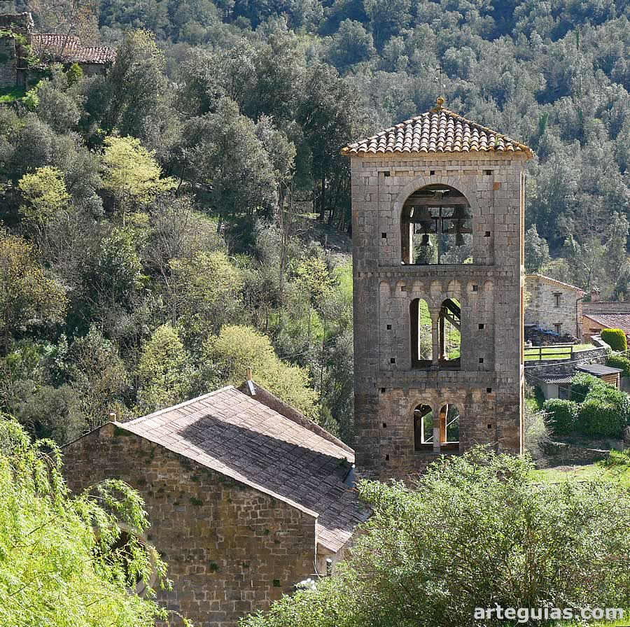 La iglesia de San Crist&oacute;bal de Beget rodeada de vegetaci&oacute;n de monta&ntilde;a
