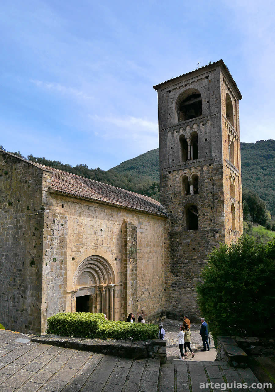 Vista desde el suroeste de la iglesia de San Crist&oacute;bal de Beget, Girona