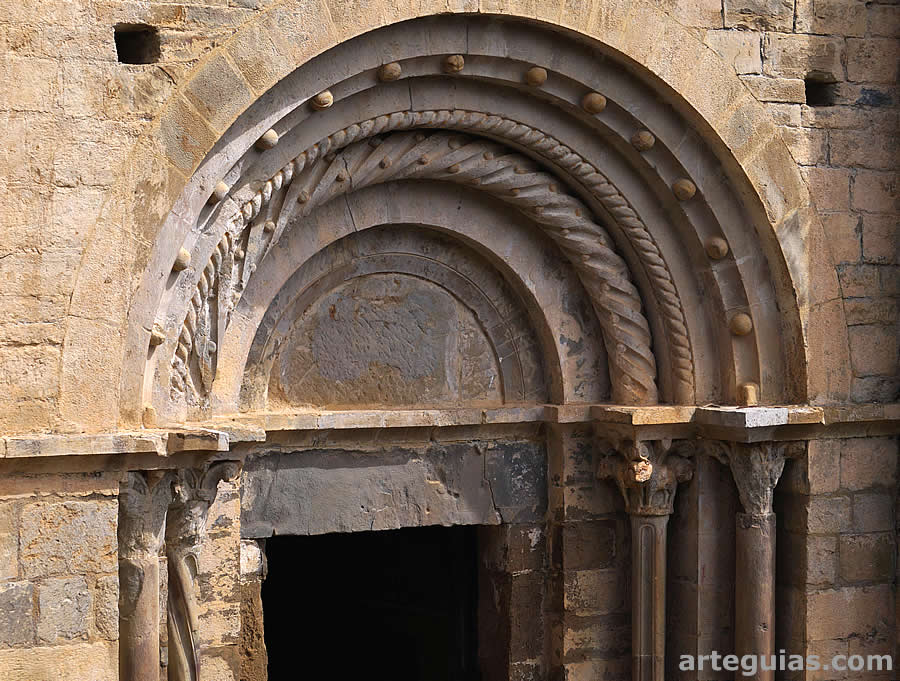 Detalle de la portada rom&aacute;nica