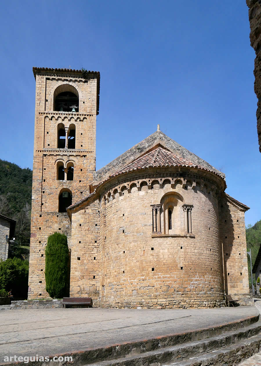 Cabecera y torre campanario de la iglesia de San Crist&oacute;bal de Beget