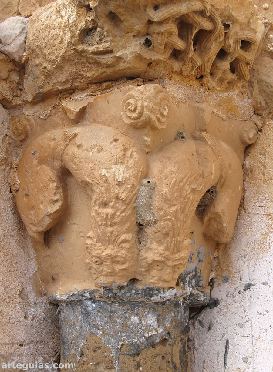 Capitel con dos leones encorvados