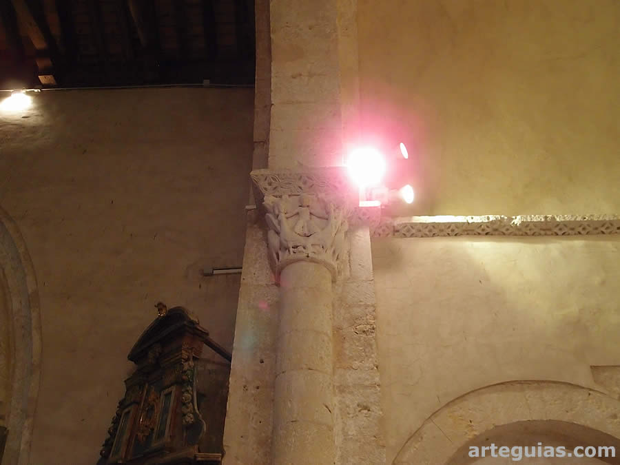 Interior de la iglesia de La cuesta y uno de los capiteles del arco triunfal