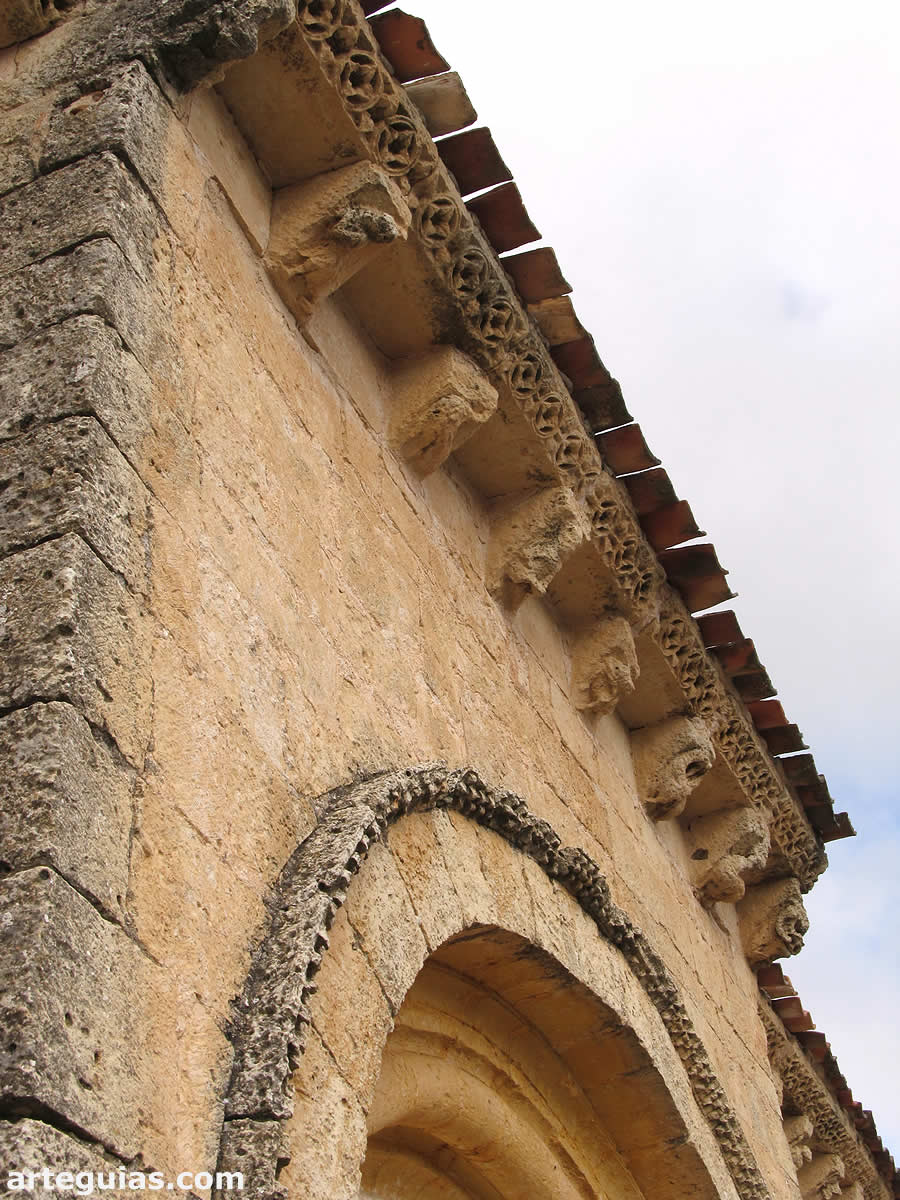 Lo mejor de la iglesia de La Cuesta es su colecci&oacute;n de canecillos figurados