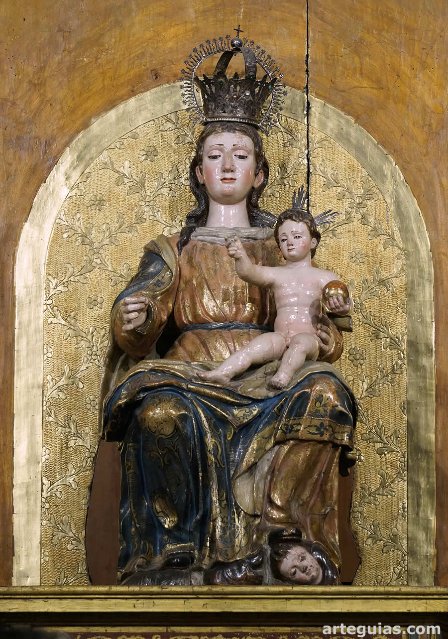 El interior tiene retablos e imaginer&iacute;a