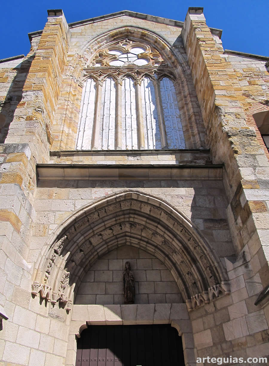 Imafronte de la iglesia de San Juan de Puerta Nueva, Zamora de hechuras completamete g&oacute;ticas