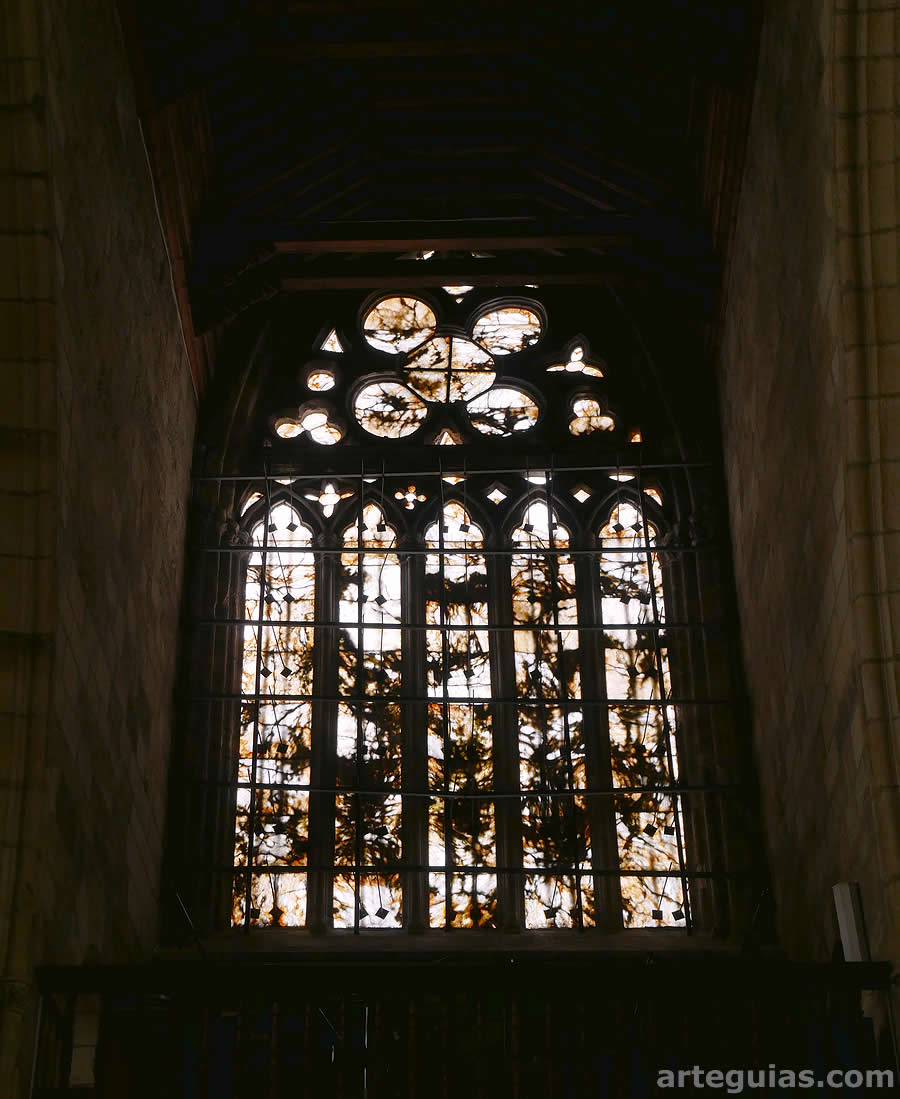 El ventanal g&oacute;tico del imafronte visto desde dentro